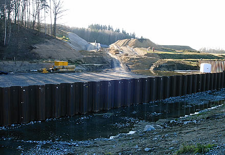 Gewässerumleitung Petersbach und Baugrube der Hangseitenentlastung des HRB Rennersdorf (Sachsen)